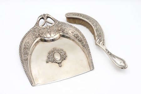 Apanha migalhas e escova em prata com motivos florais relevados e cartela 